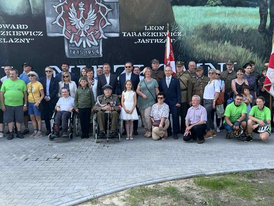 Włodawa. Odsłonięcie muralu „Braci Niezłomnych” i ekopiknik 