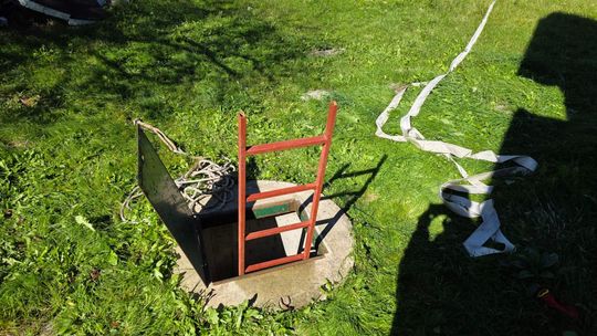 Starszy mężczyzna uwięziony w studni w Michałowie. Na pomoc ruszyli strażacy [GALERIA ZDJĘĆ]