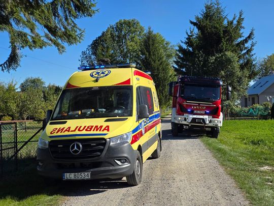 Starszy mężczyzna uwięziony w studni w Michałowie. Na pomoc ruszyli strażacy [GALERIA ZDJĘĆ]