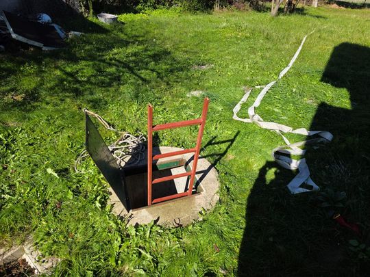 Starszy mężczyzna uwięziony w studni w Michałowie. Na pomoc ruszyli strażacy [GALERIA ZDJĘĆ]