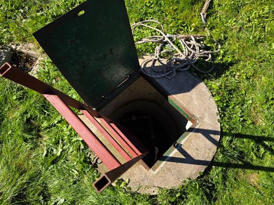 Starszy mężczyzna uwięziony w studni w Michałowie. Na pomoc ruszyli strażacy [GALERIA ZDJĘĆ]