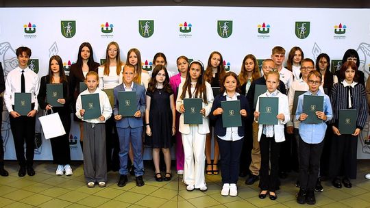 Stypendia burmistrza Włodawy dla najzdolniejszych uczniów [GALERIA ZDJĘĆ]