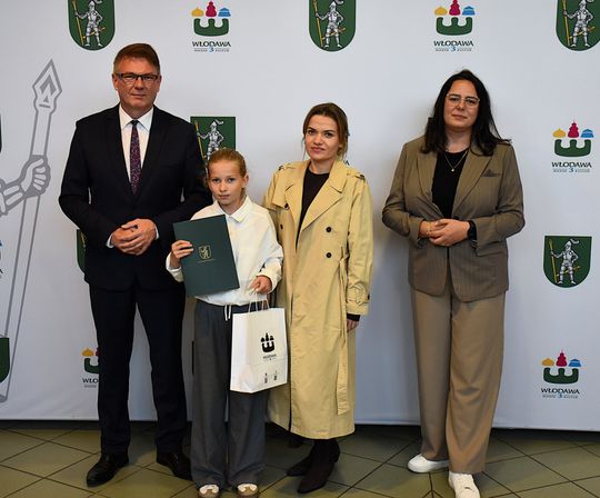 Stypendia burmistrza Włodawy dla najzdolniejszych uczniów [GALERIA ZDJĘĆ]