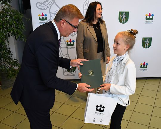 Stypendia burmistrza Włodawy dla najzdolniejszych uczniów [GALERIA ZDJĘĆ]