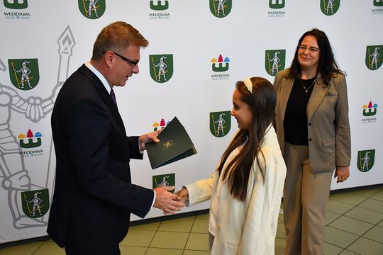 Stypendia burmistrza Włodawy dla najzdolniejszych uczniów [GALERIA ZDJĘĆ]