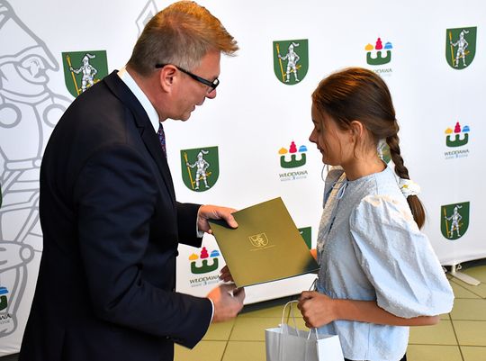 Stypendia burmistrza Włodawy dla najzdolniejszych uczniów [GALERIA ZDJĘĆ]