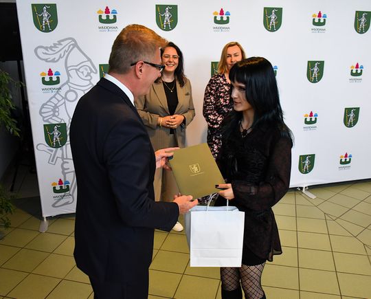 Stypendia burmistrza Włodawy dla najzdolniejszych uczniów [GALERIA ZDJĘĆ]