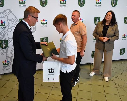 Stypendia burmistrza Włodawy dla najzdolniejszych uczniów [GALERIA ZDJĘĆ]