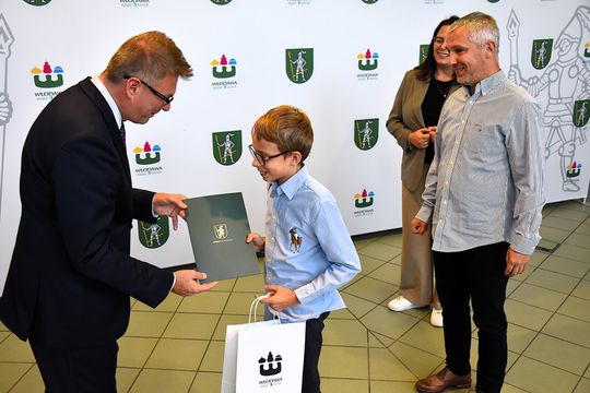 Stypendia burmistrza Włodawy dla najzdolniejszych uczniów [GALERIA ZDJĘĆ]