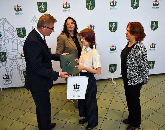 Stypendia burmistrza Włodawy dla najzdolniejszych uczniów [GALERIA ZDJĘĆ]