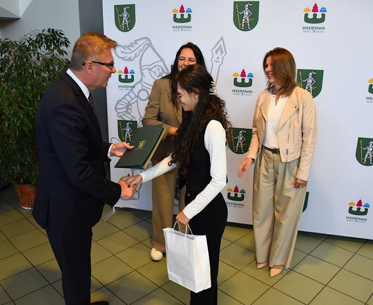 Stypendia burmistrza Włodawy dla najzdolniejszych uczniów [GALERIA ZDJĘĆ]