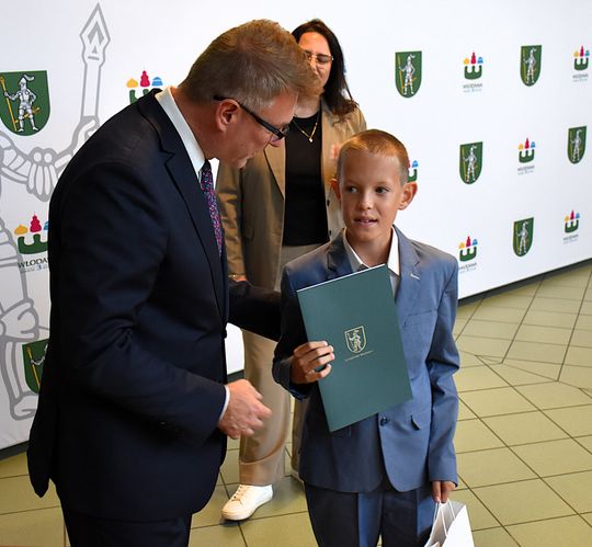 Stypendia burmistrza Włodawy dla najzdolniejszych uczniów [GALERIA ZDJĘĆ]