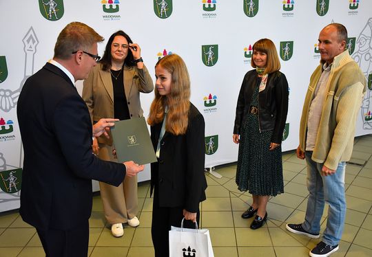Stypendia burmistrza Włodawy dla najzdolniejszych uczniów [GALERIA ZDJĘĆ]