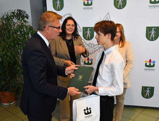 Stypendia burmistrza Włodawy dla najzdolniejszych uczniów [GALERIA ZDJĘĆ]