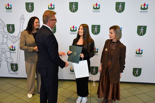 Stypendia burmistrza Włodawy dla najzdolniejszych uczniów [GALERIA ZDJĘĆ]