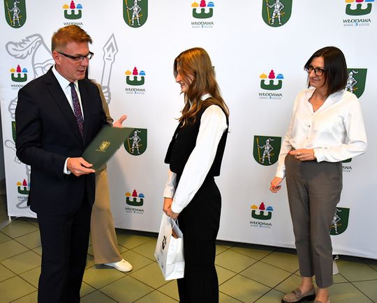 Stypendia burmistrza Włodawy dla najzdolniejszych uczniów [GALERIA ZDJĘĆ]