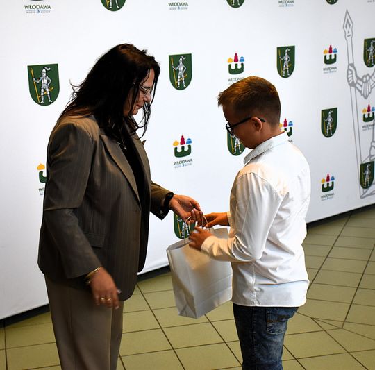 Stypendia burmistrza Włodawy dla najzdolniejszych uczniów [GALERIA ZDJĘĆ]