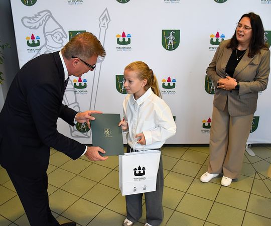 Stypendia burmistrza Włodawy dla najzdolniejszych uczniów [GALERIA ZDJĘĆ]