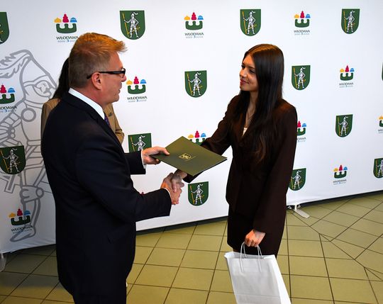 Stypendia burmistrza Włodawy dla najzdolniejszych uczniów [GALERIA ZDJĘĆ]