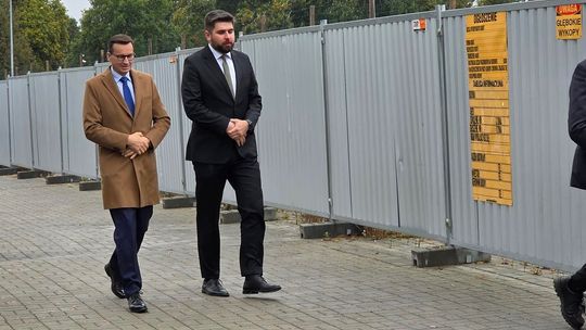 Chełm. Dziura w ziemi zamiast Fabryki. Konferencja prasowa z udziałem Morawieckiego [GALERIA ZDJĘĆ]