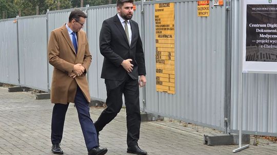 Chełm. Dziura w ziemi zamiast Fabryki. Konferencja prasowa z udziałem Morawieckiego [GALERIA ZDJĘĆ]