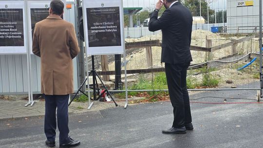 Chełm. Dziura w ziemi zamiast Fabryki. Konferencja prasowa z udziałem Morawieckiego [GALERIA ZDJĘĆ]