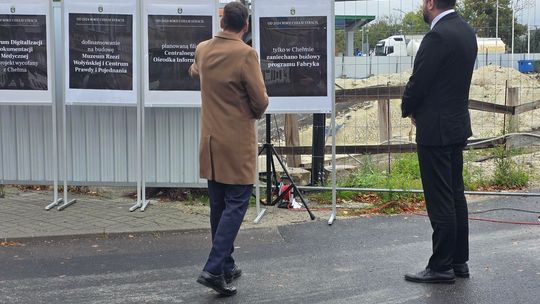 Chełm. Dziura w ziemi zamiast Fabryki. Konferencja prasowa z udziałem Morawieckiego [GALERIA ZDJĘĆ]