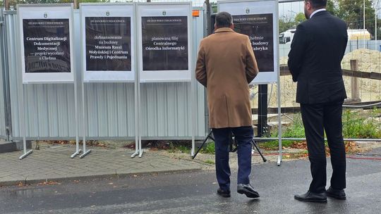 Chełm. Dziura w ziemi zamiast Fabryki. Konferencja prasowa z udziałem Morawieckiego [GALERIA ZDJĘĆ]