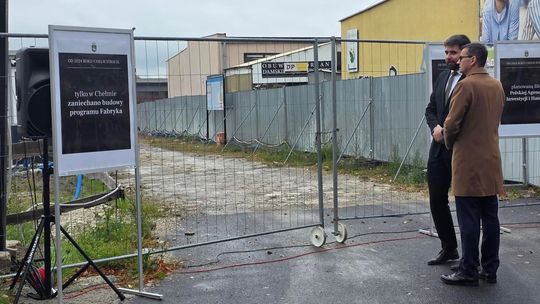 Chełm. Dziura w ziemi zamiast Fabryki. Konferencja prasowa z udziałem Morawieckiego [GALERIA ZDJĘĆ]