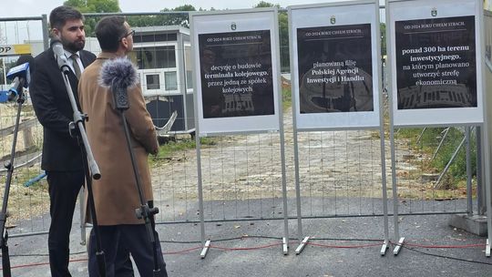 Chełm. Dziura w ziemi zamiast Fabryki. Konferencja prasowa z udziałem Morawieckiego [GALERIA ZDJĘĆ]