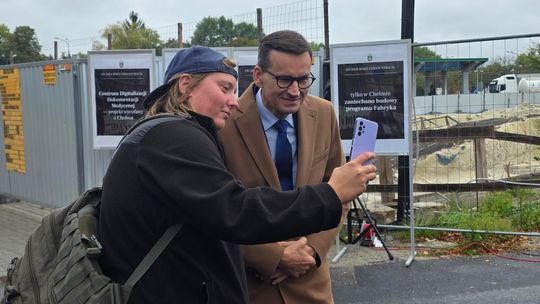 Chełm. Dziura w ziemi zamiast Fabryki. Konferencja prasowa z udziałem Morawieckiego [GALERIA ZDJĘĆ]