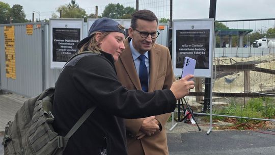 Chełm. Dziura w ziemi zamiast Fabryki. Konferencja prasowa z udziałem Morawieckiego [GALERIA ZDJĘĆ]