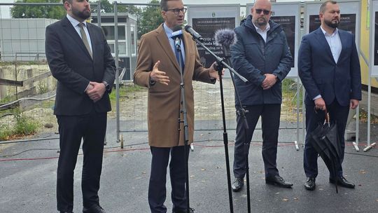 Chełm. Dziura w ziemi zamiast Fabryki. Konferencja prasowa z udziałem Morawieckiego [GALERIA ZDJĘĆ]