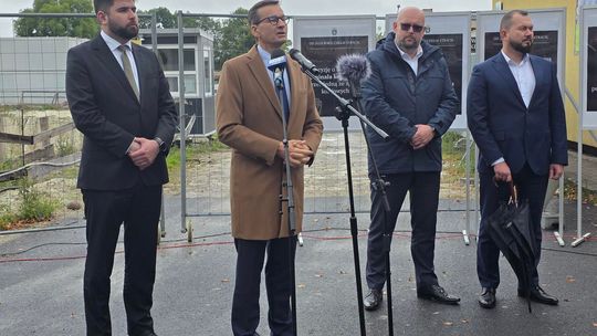 Chełm. Dziura w ziemi zamiast Fabryki. Konferencja prasowa z udziałem Morawieckiego [GALERIA ZDJĘĆ]