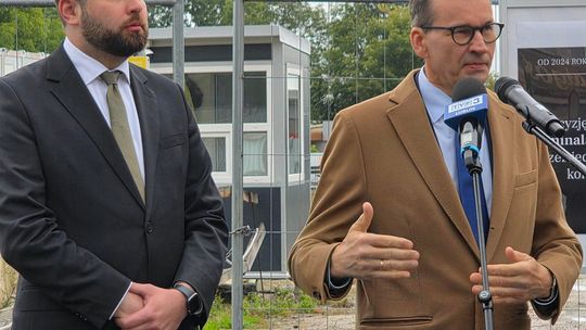 Chełm. Dziura w ziemi zamiast Fabryki. Konferencja prasowa z udziałem Morawieckiego [GALERIA ZDJĘĆ]