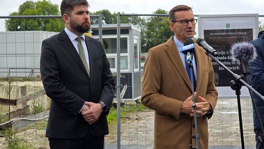 Chełm. Dziura w ziemi zamiast Fabryki. Konferencja prasowa z udziałem Morawieckiego [GALERIA ZDJĘĆ]