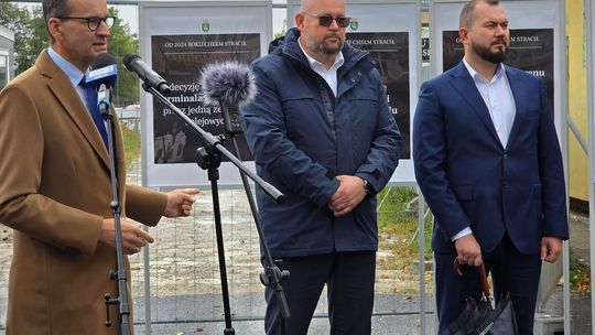 Chełm. Dziura w ziemi zamiast Fabryki. Konferencja prasowa z udziałem Morawieckiego [GALERIA ZDJĘĆ]