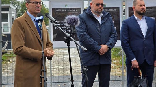 Chełm. Dziura w ziemi zamiast Fabryki. Konferencja prasowa z udziałem Morawieckiego [GALERIA ZDJĘĆ]