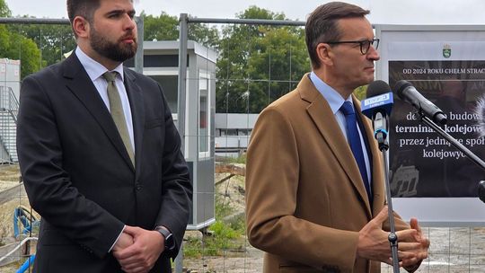 Chełm. Dziura w ziemi zamiast Fabryki. Konferencja prasowa z udziałem Morawieckiego [GALERIA ZDJĘĆ]