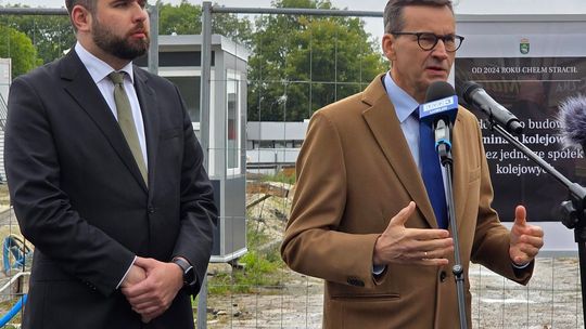Chełm. Dziura w ziemi zamiast Fabryki. Konferencja prasowa z udziałem Morawieckiego [GALERIA ZDJĘĆ]