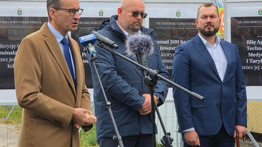 Chełm. Dziura w ziemi zamiast Fabryki. Konferencja prasowa z udziałem Morawieckiego [GALERIA ZDJĘĆ]