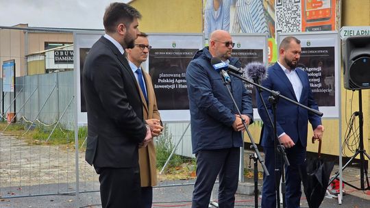 Chełm. Dziura w ziemi zamiast Fabryki. Konferencja prasowa z udziałem Morawieckiego [GALERIA ZDJĘĆ]