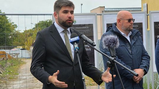 Chełm. Dziura w ziemi zamiast Fabryki. Konferencja prasowa z udziałem Morawieckiego [GALERIA ZDJĘĆ]