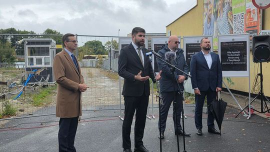 Chełm. Dziura w ziemi zamiast Fabryki. Konferencja prasowa z udziałem Morawieckiego [GALERIA ZDJĘĆ]