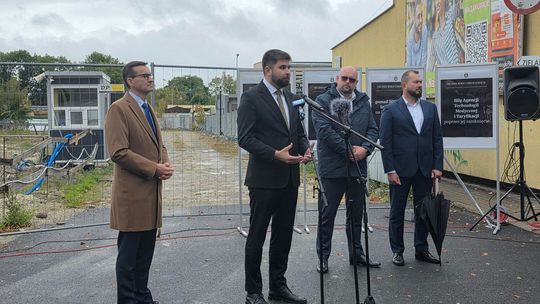 Chełm. Dziura w ziemi zamiast Fabryki. Konferencja prasowa z udziałem Morawieckiego [GALERIA ZDJĘĆ]