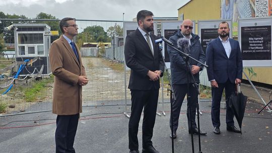 Chełm. Dziura w ziemi zamiast Fabryki. Konferencja prasowa z udziałem Morawieckiego [GALERIA ZDJĘĆ]