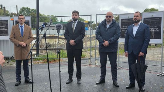 Chełm. Dziura w ziemi zamiast Fabryki. Konferencja prasowa z udziałem Morawieckiego [GALERIA ZDJĘĆ]