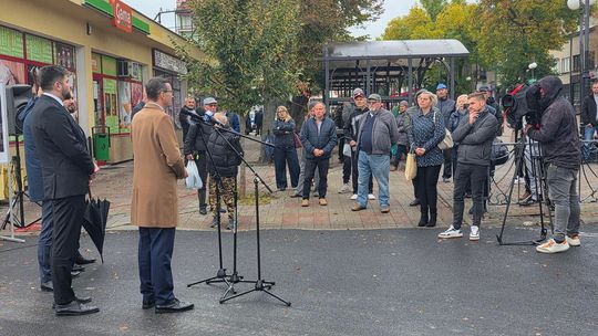 Chełm. Dziura w ziemi zamiast Fabryki. Konferencja prasowa z udziałem Morawieckiego [GALERIA ZDJĘĆ]