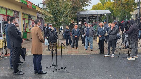 Chełm. Dziura w ziemi zamiast Fabryki. Konferencja prasowa z udziałem Morawieckiego [GALERIA ZDJĘĆ]