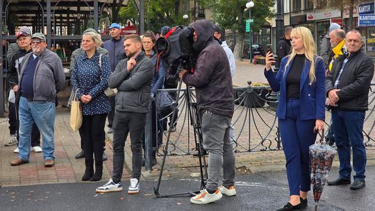 Chełm. Dziura w ziemi zamiast Fabryki. Konferencja prasowa z udziałem Morawieckiego [GALERIA ZDJĘĆ]